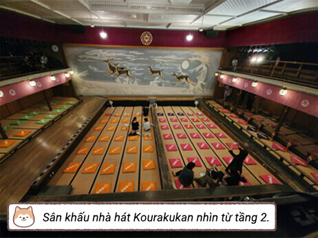 Sân khấu nhà hát Kourakukan nhìn từ tầng 2